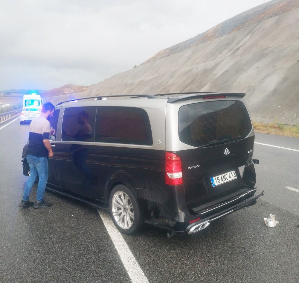 Kontrolden çıkan kamyonet kaza yaptı: 4 yaralı