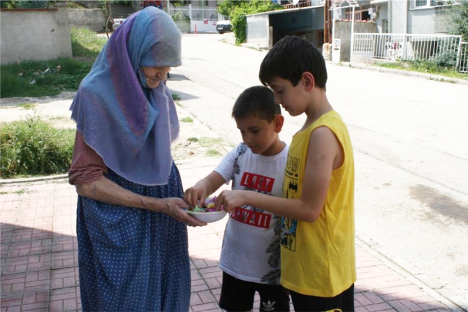 sehit-oglu-icin-cocuklara-seker-dagitiyor1.jpg