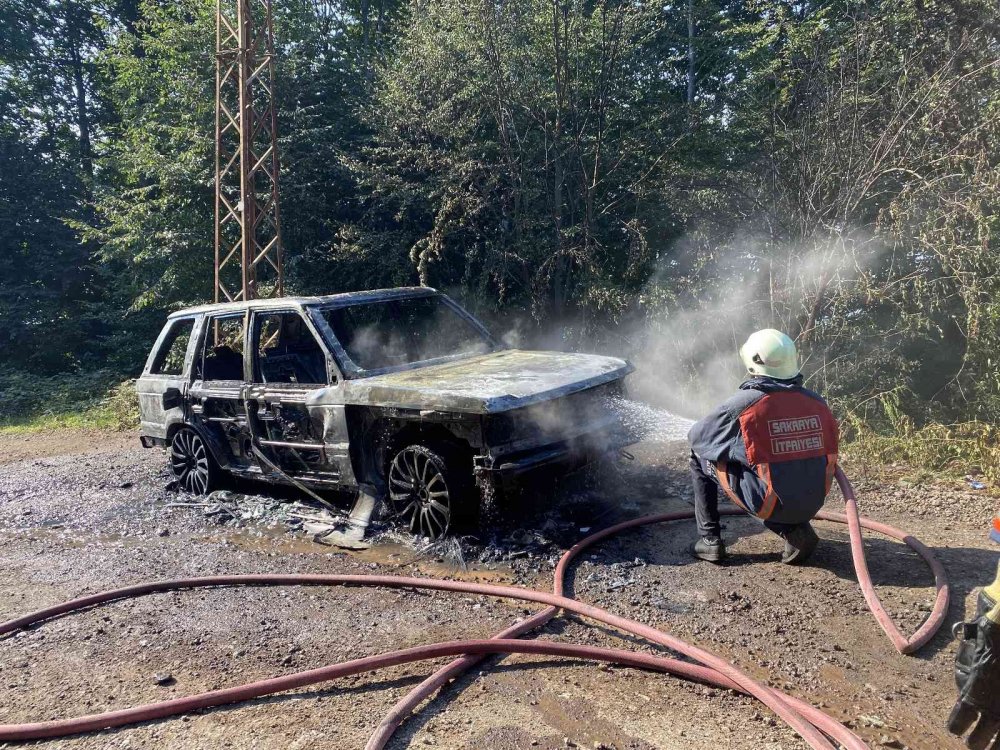 Yayla yolunda milyonluk cip yandı, geriye demir yığınları kaldı