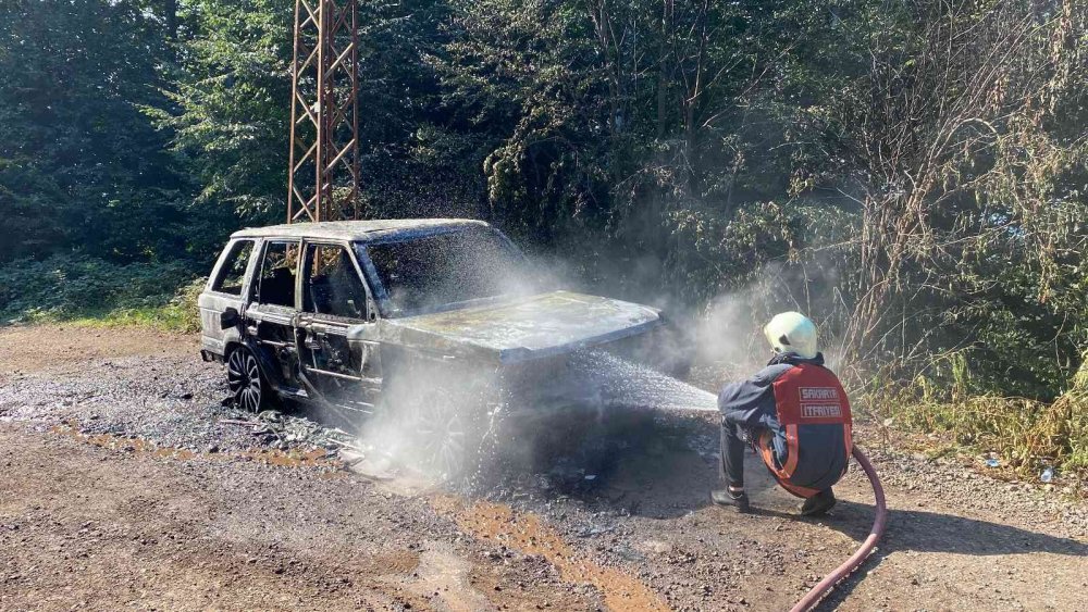 Yayla yolunda milyonluk cip yandı, geriye demir yığınları kaldı