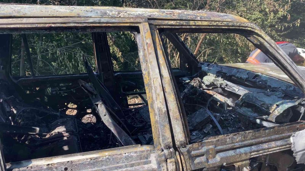 Yayla yolunda milyonluk cip yandı, geriye demir yığınları kaldı