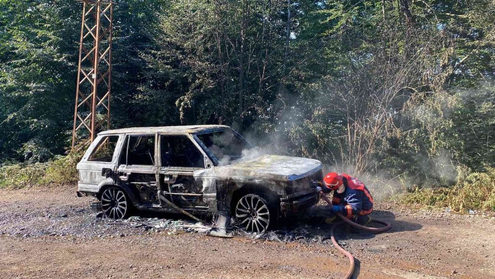 Yayla yolunda milyonluk cip yandı, geriye demir yığınları kaldı