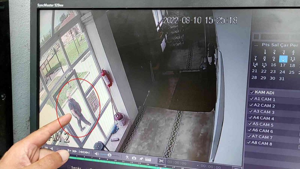 Asırlık camide ihtiyaç sahipleri için toplanan paraları çaldı