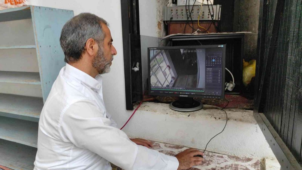 Asırlık camide ihtiyaç sahipleri için toplanan paraları çaldı