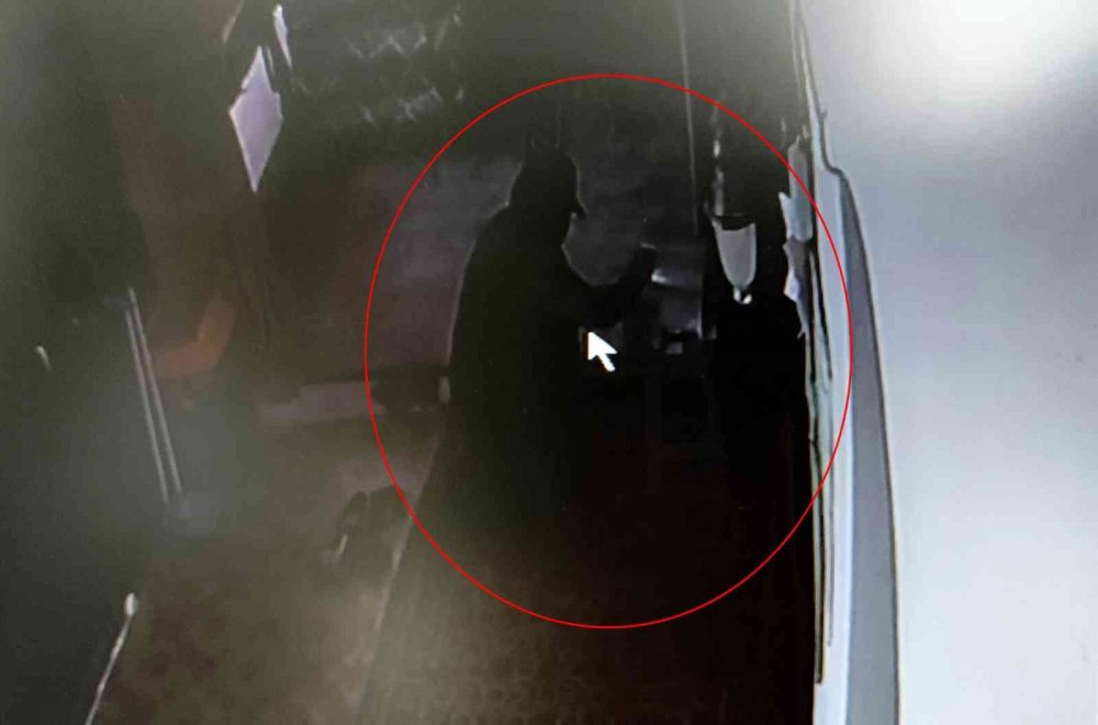 Asırlık camide ihtiyaç sahipleri için toplanan paraları çaldı