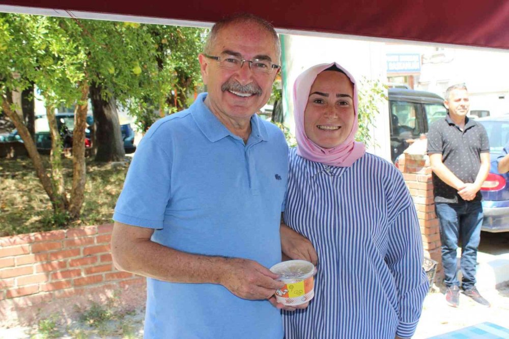 Başkan Kepez Belediyesi vatandaşlara aşure dağıttı