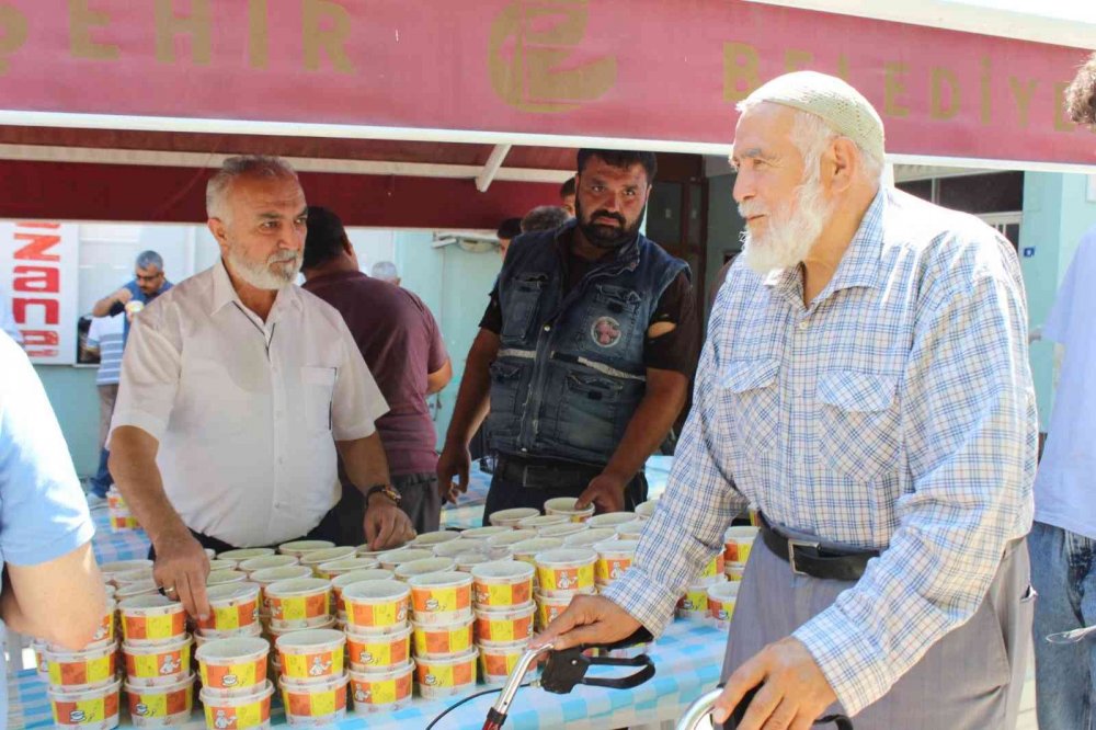 Başkan Kepez Belediyesi vatandaşlara aşure dağıttı