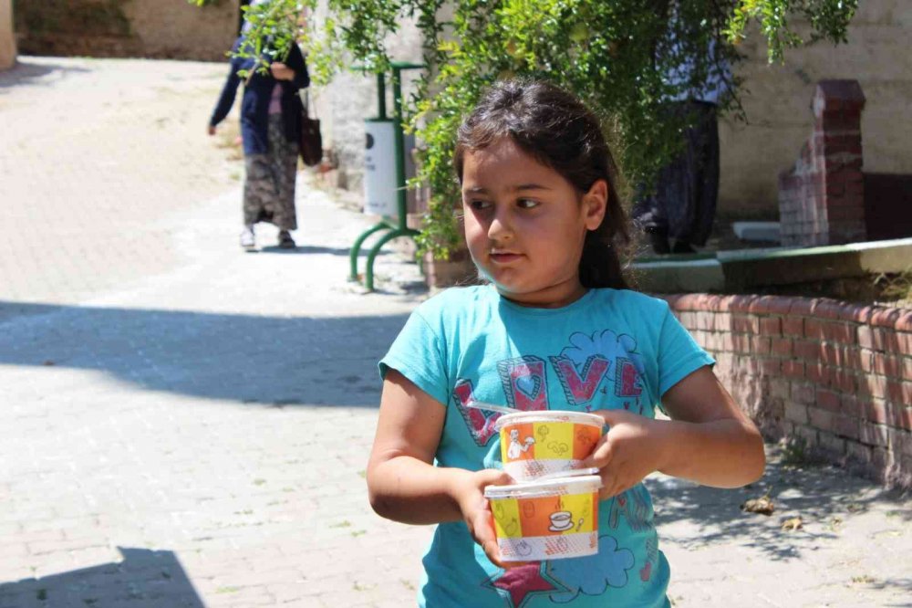 Başkan Kepez Belediyesi vatandaşlara aşure dağıttı