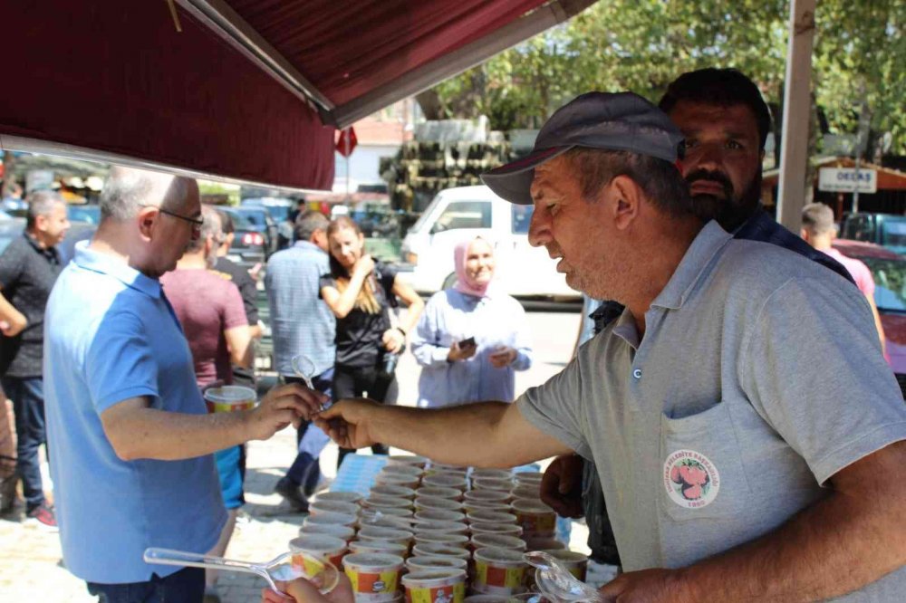 Başkan Kepez Belediyesi vatandaşlara aşure dağıttı