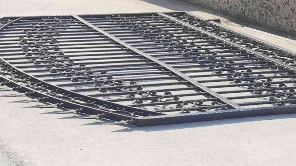 Devrilen demir kapının altında kalan çocuk yaralandı