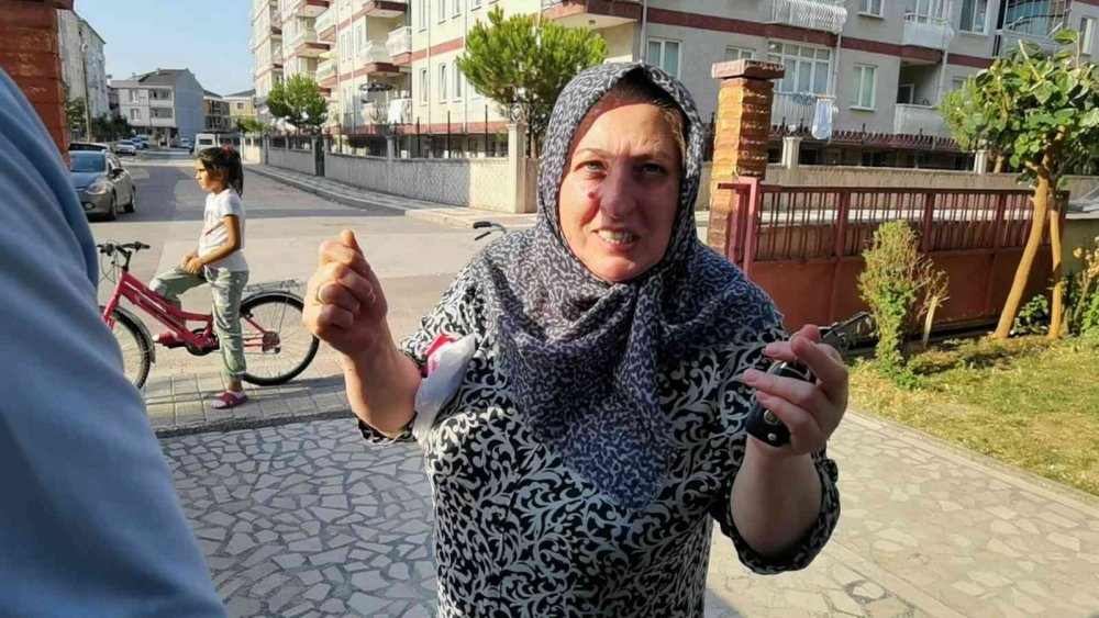 Devrilen demir kapının altında kalan çocuk yaralandı