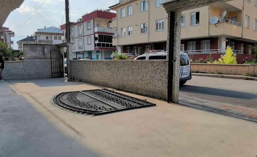 Devrilen demir kapının altında kalan çocuk yaralandı