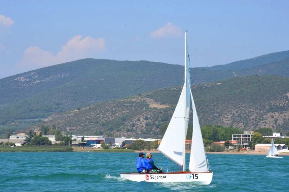 İznik Gölü’nde rüzgara karşı kıyasıya mücadele başladı
