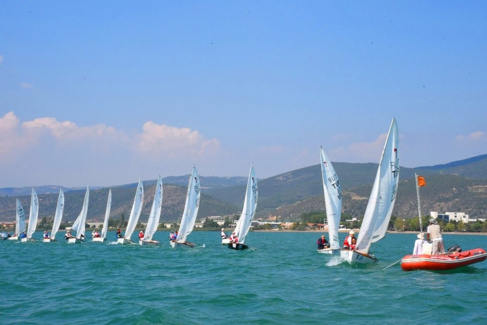 İznik Gölü’nde rüzgara karşı kıyasıya mücadele başladı
