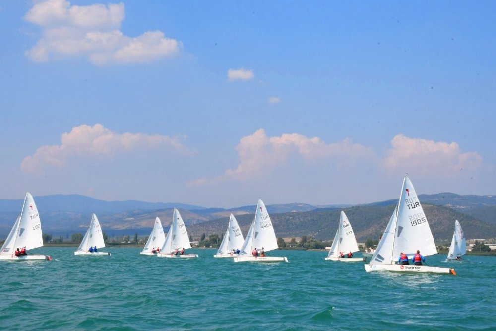 İznik Gölü’nde rüzgara karşı kıyasıya mücadele başladı