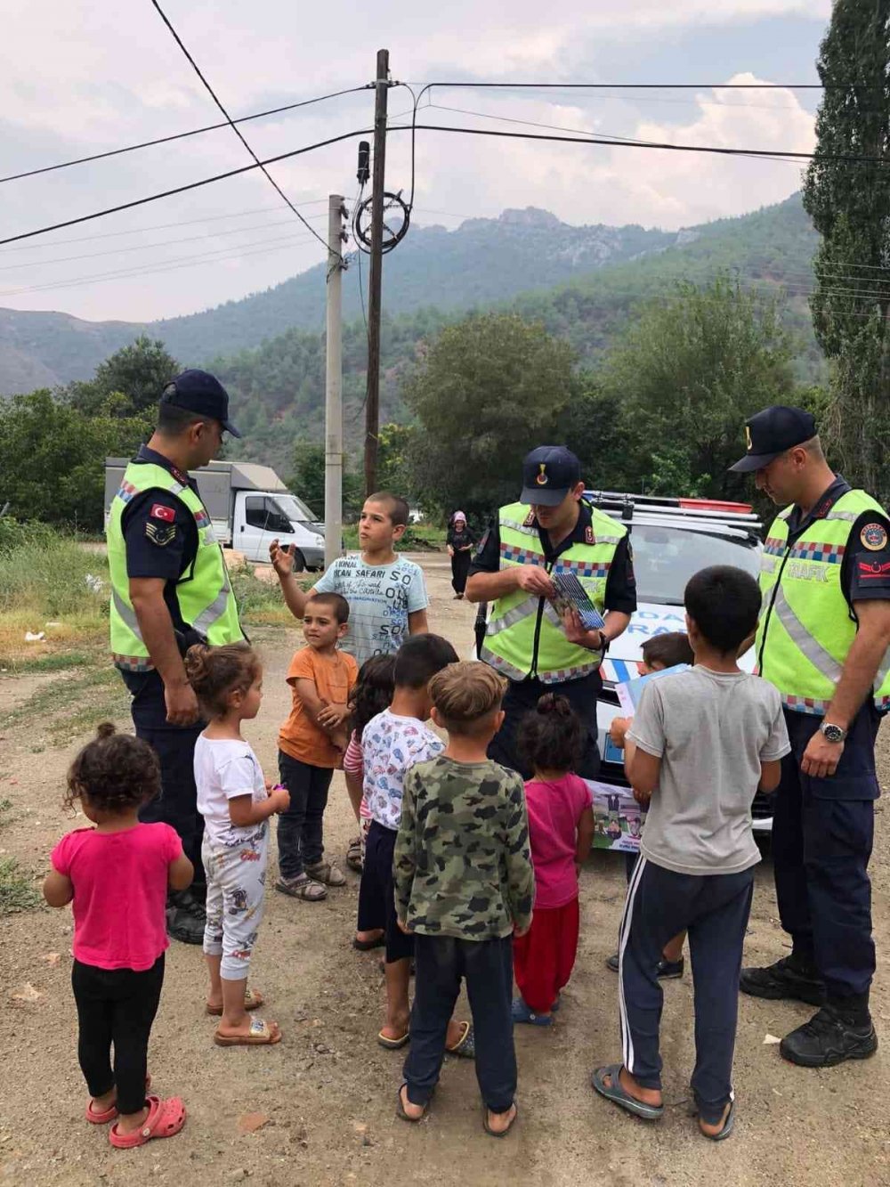 Köy köy gezerek miniklere trafik eğitimi veriliyor