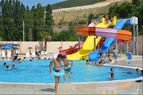 Sıcaktan bunalan Bilecikliler havuza akın etti