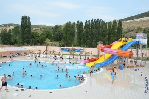 Sıcaktan bunalan Bilecikliler havuza akın etti