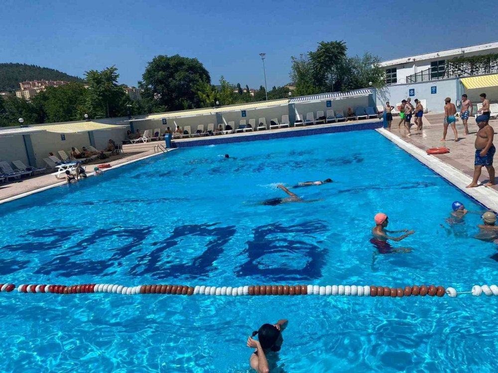 Sıcaktan bunalan Bilecikliler havuza akın etti