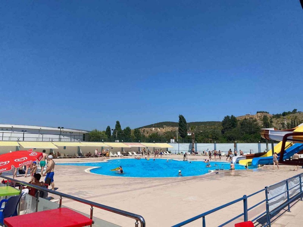 Sıcaktan bunalan Bilecikliler havuza akın etti