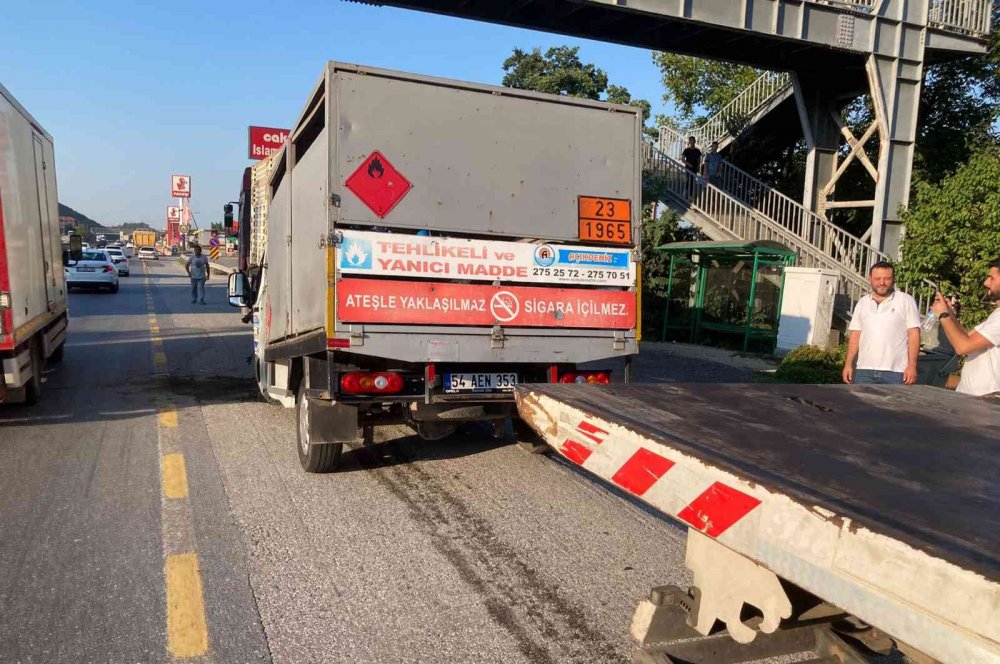 Tüp yüklü kamyonet kamyona çarptı