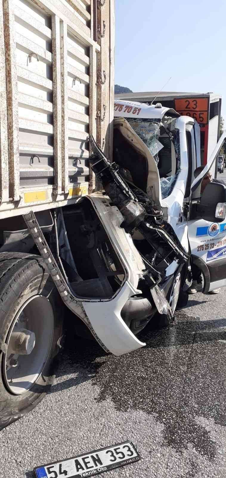 Tüp yüklü kamyonet kamyona çarptı