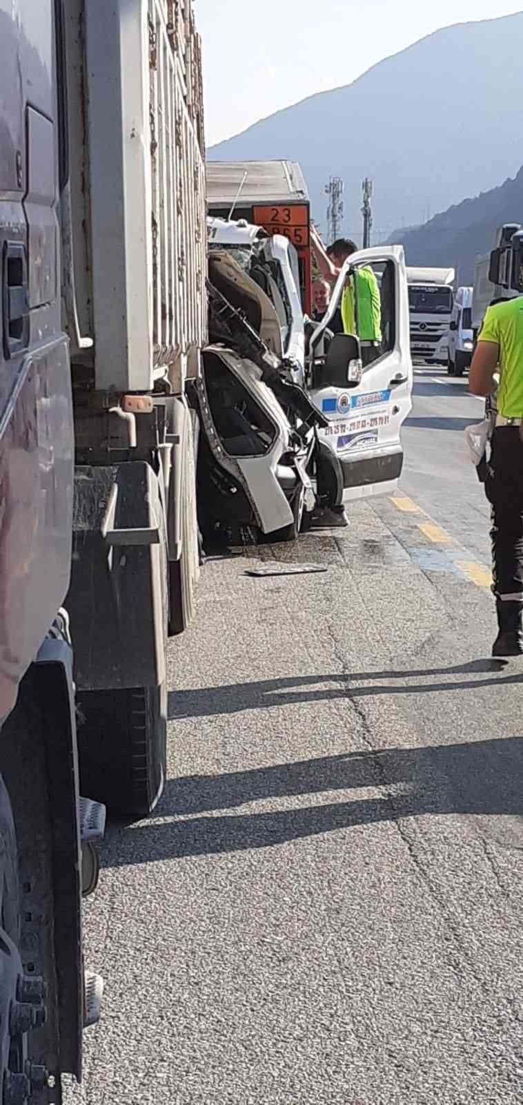 Tüp yüklü kamyonet kamyona çarptı