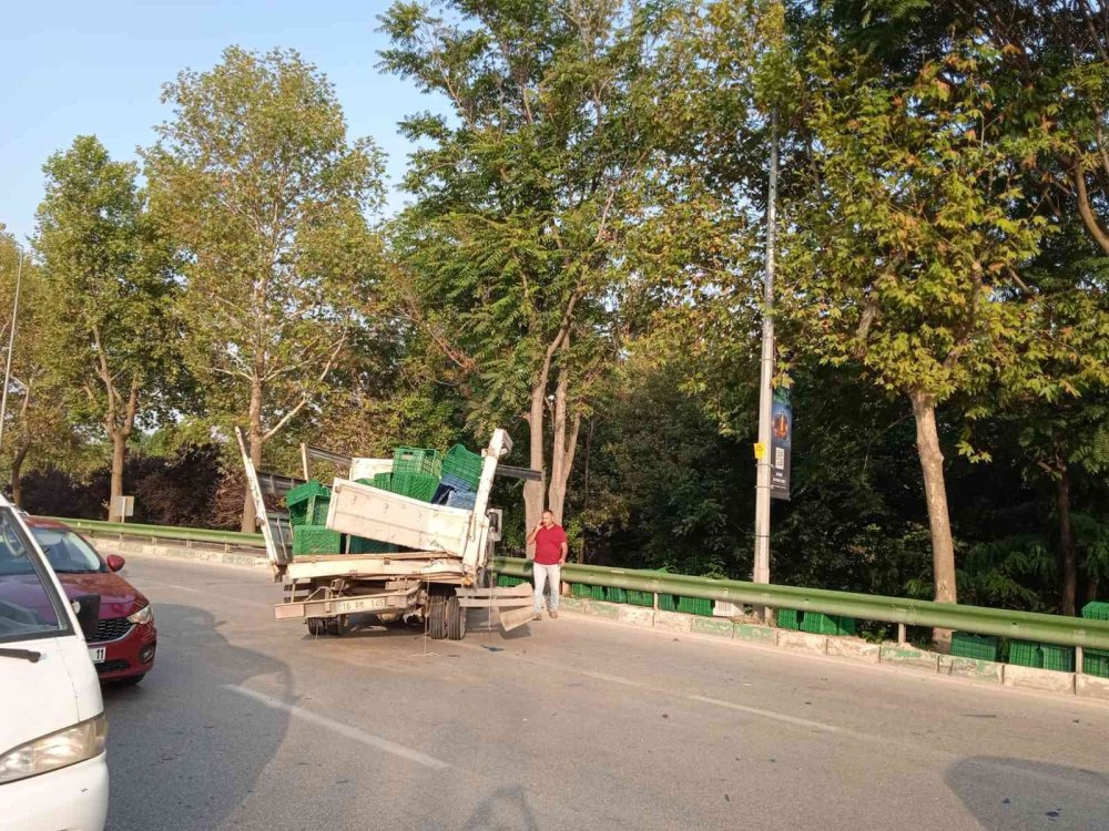 Şehir içi otobüs arıza yapan kamyonete çarptı: 21 yaralı