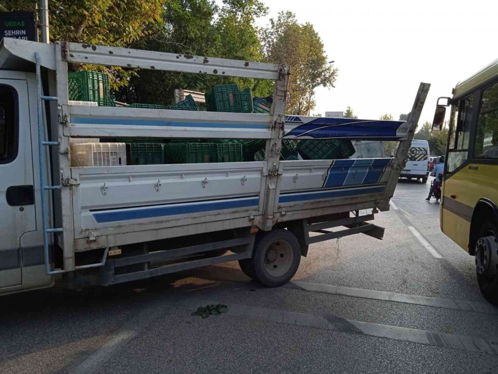 Şehir içi otobüs arıza yapan kamyonete çarptı: 21 yaralı