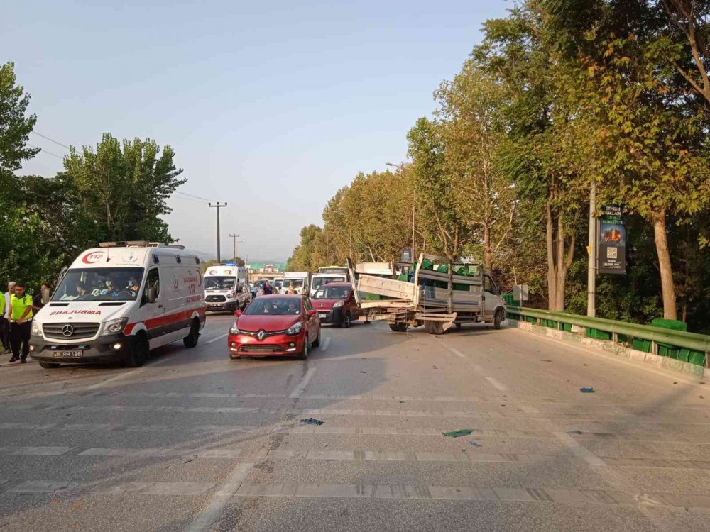 Şehir içi otobüs arıza yapan kamyonete çarptı: 21 yaralı