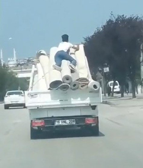 Kamyonet kasasında tehlikeli yolculuk