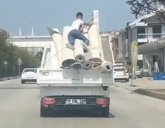 Kamyonet kasasında tehlikeli yolculuk