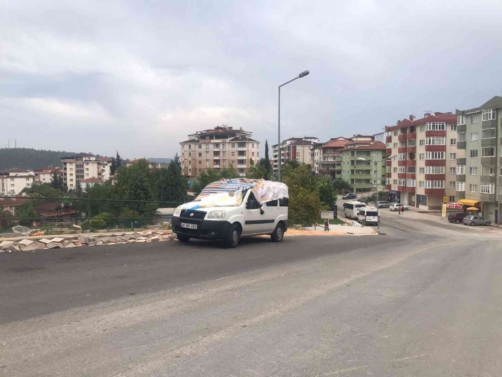 Bilecik’te ’Dolu’ uyarısı sonrası otopark ve kapalı pazar alanında araç yoğunluğu yaşandı