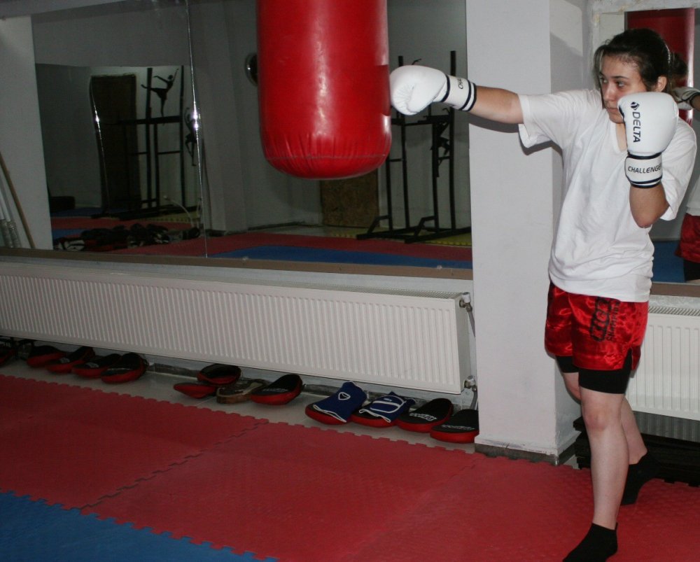 Kadına şiddet ve taciz haberlerinden etkilenerek kick boksa başladılar