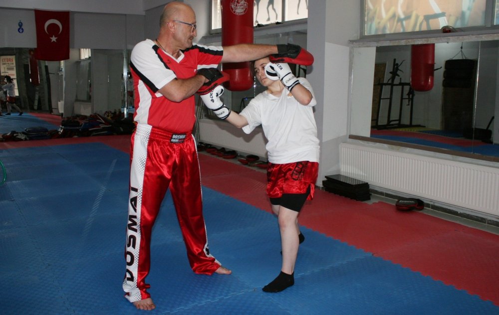 Kadına şiddet ve taciz haberlerinden etkilenerek kick boksa başladılar