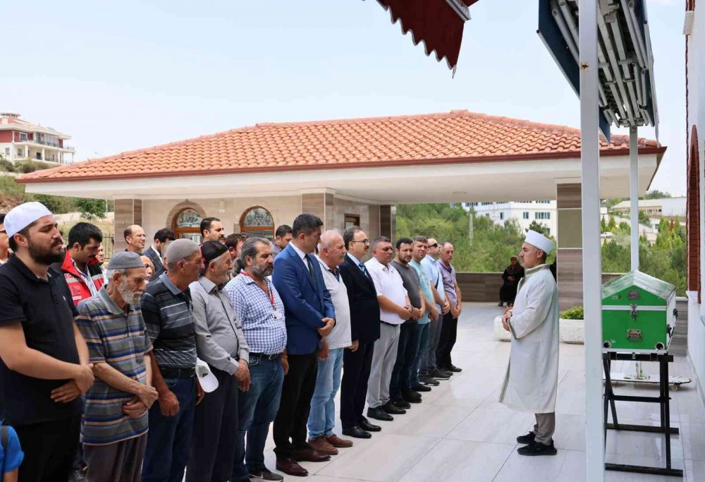 Vali Kızılkaya, huzurevi sakinlerinden Mehmet Uslu’nun cenazesine katıldı