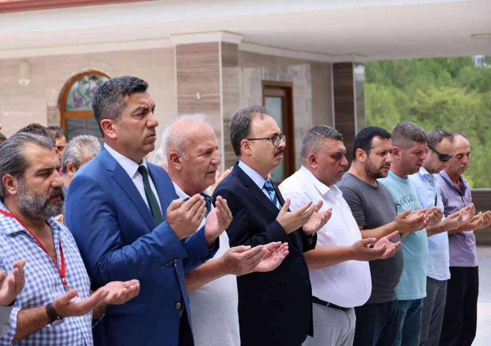 Vali Kızılkaya, huzurevi sakinlerinden Mehmet Uslu’nun cenazesine katıldı