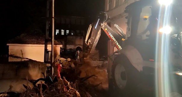 Bursa’da 4 kişi sele kapıldı, ekipler kurtardı