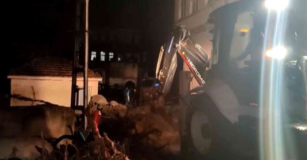 Bursa’da 4 kişi sele kapıldı, ekipler kurtardı