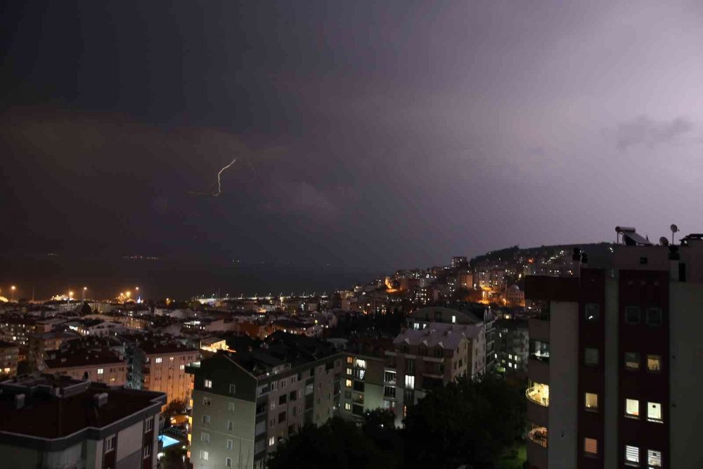 Marmara Denizi’ni şimşekler aydınlattı