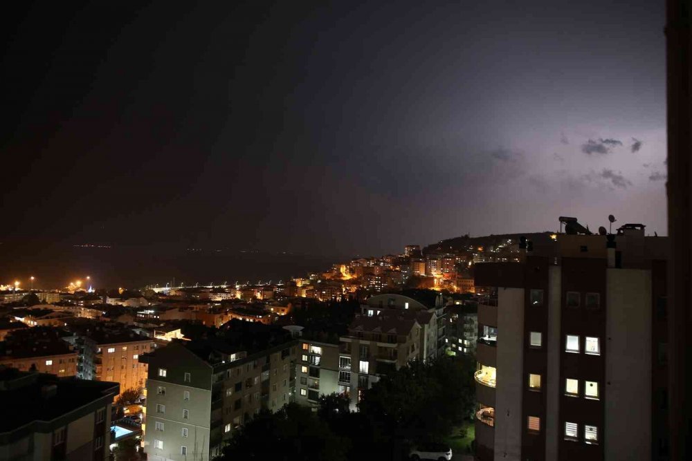 Marmara Denizi’ni şimşekler aydınlattı