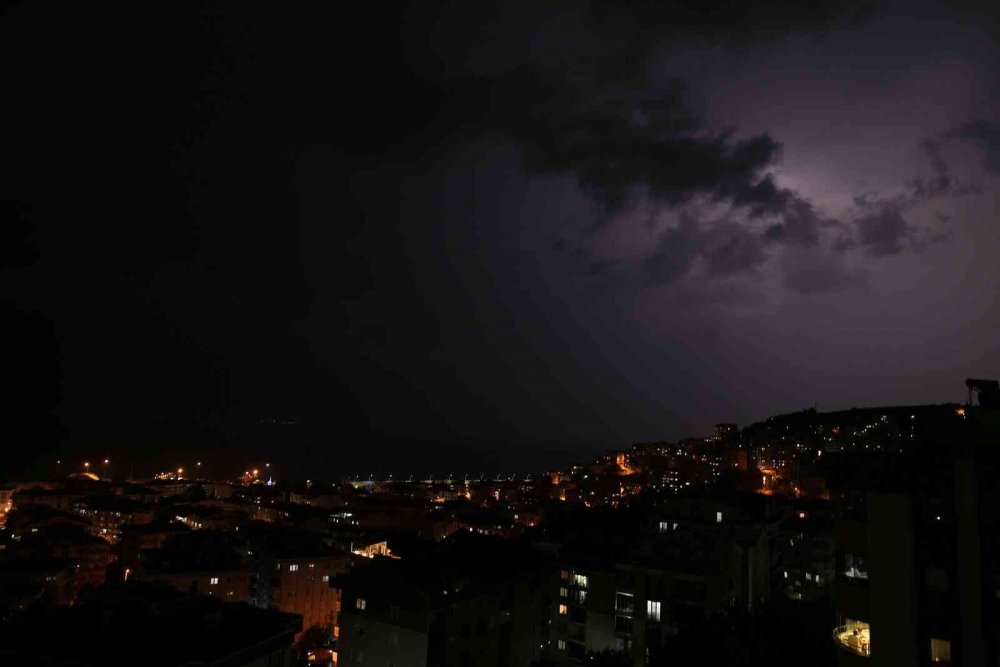Marmara Denizi’ni şimşekler aydınlattı