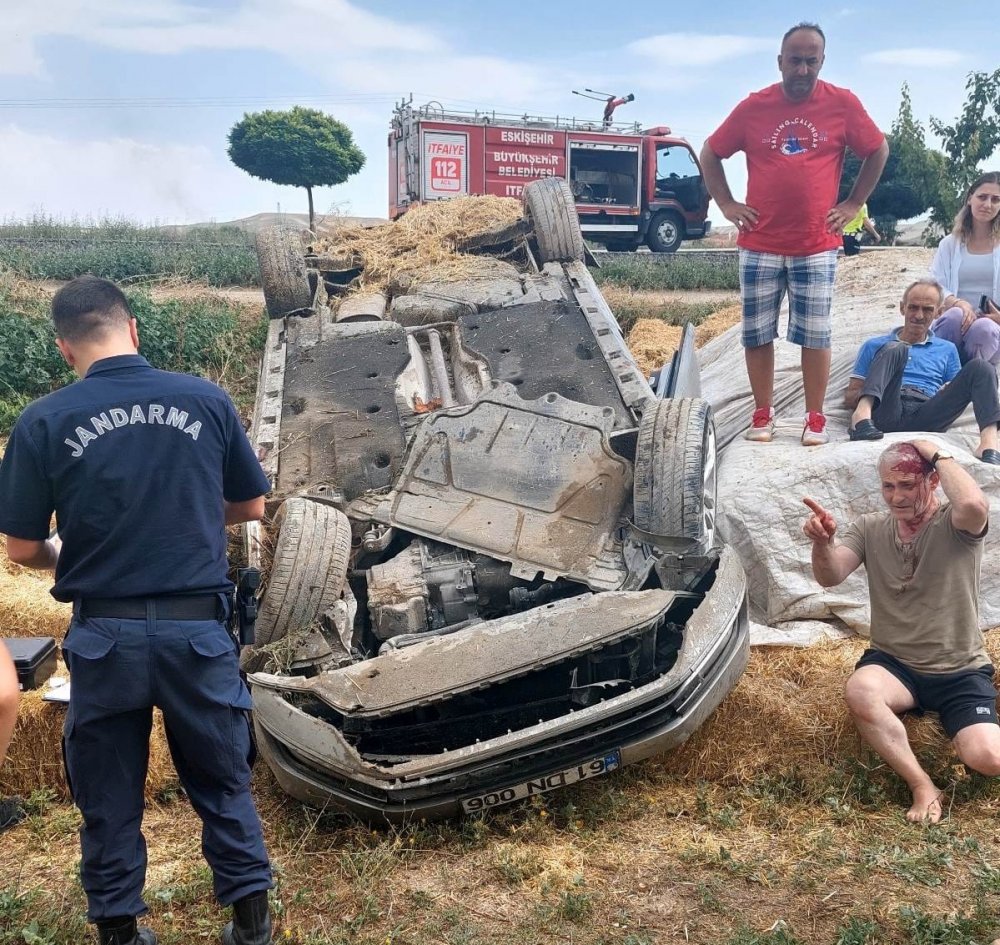 Otomobil şarampole devrildi