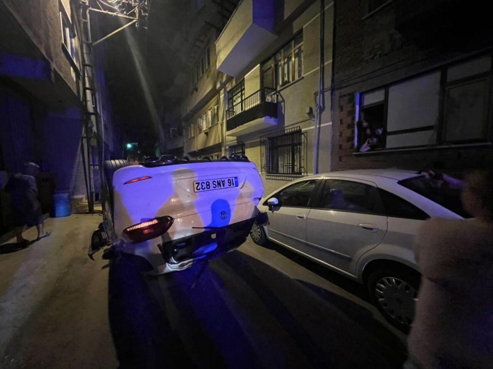 Ara sokakta hız yapan otomobil, 3 otomobile çarparak takla attı