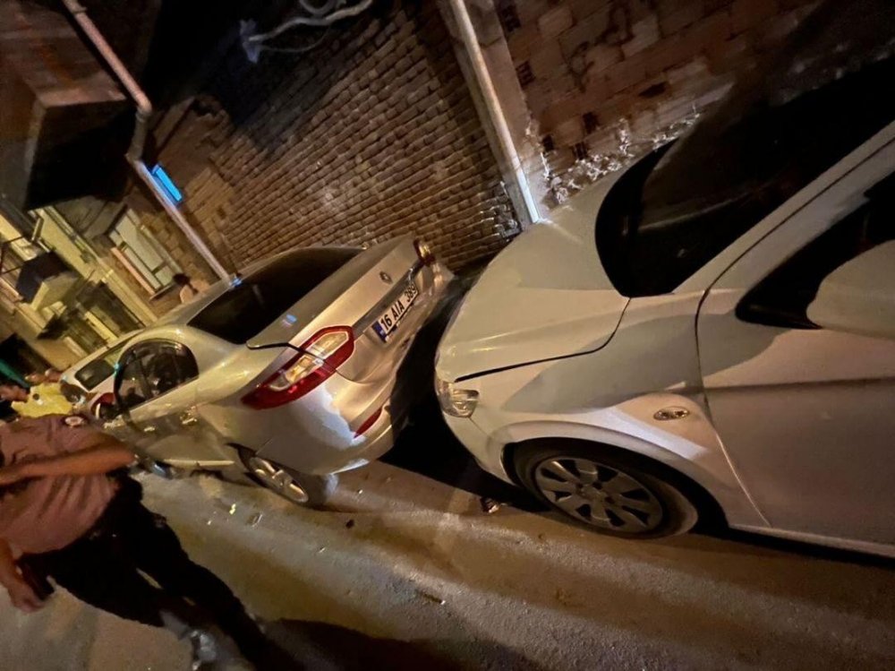 Ara sokakta hız yapan otomobil, 3 otomobile çarparak takla attı