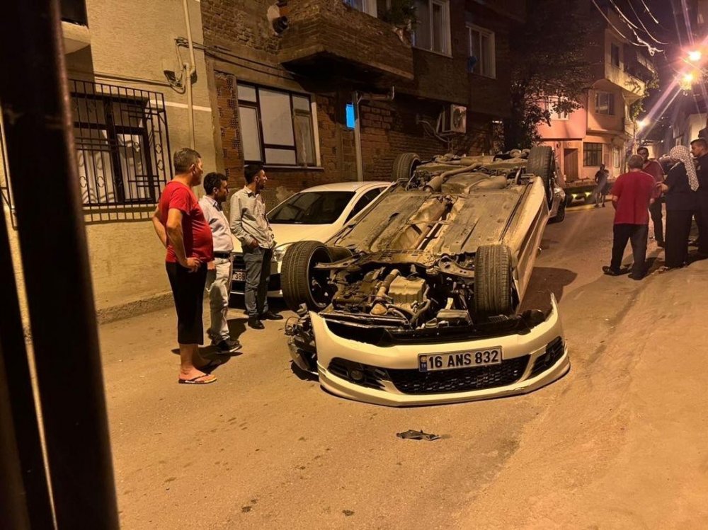 Ara sokakta hız yapan otomobil, 3 otomobile çarparak takla attı