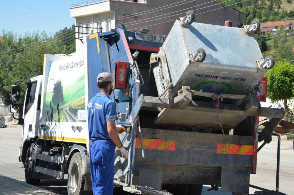 Bozüyük’te çöp konteynerleri mahalle mahalle yıkanarak temizleniyor