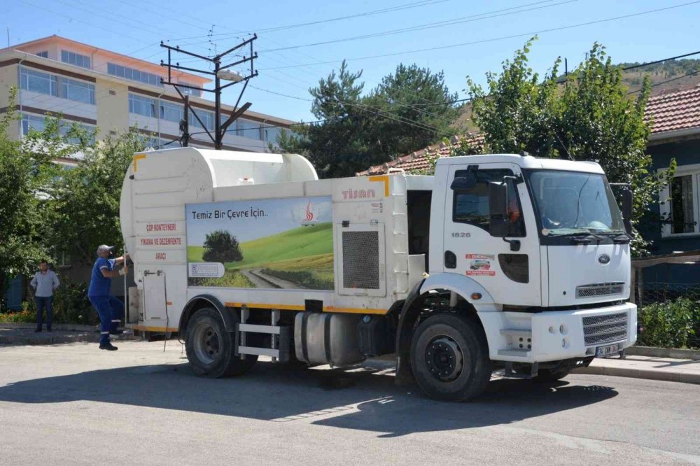 Bozüyük’te çöp konteynerleri mahalle mahalle yıkanarak temizleniyor