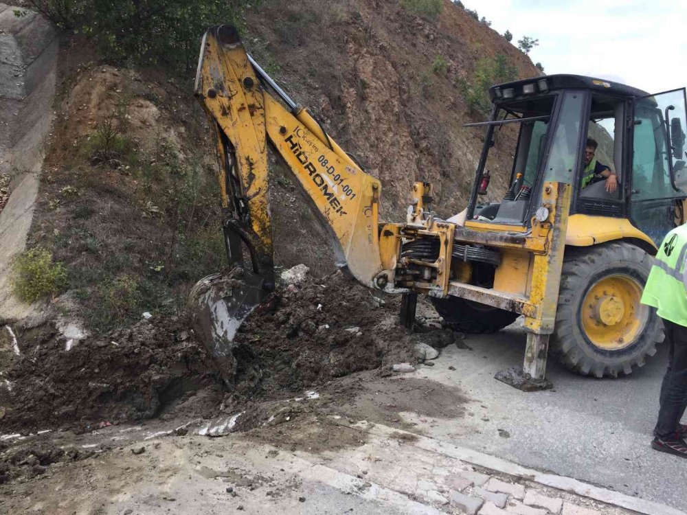 Karayolları selin ardından temizlik yaptı