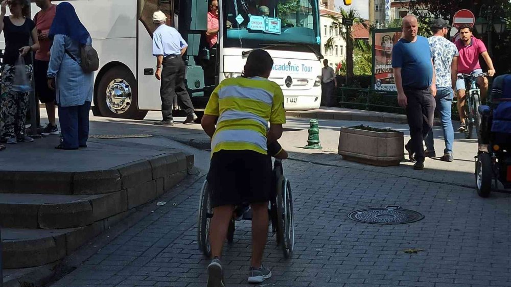 Tekerlekli sandalye ile Fenerbahçe için 350 kilometre uzaktan geldi